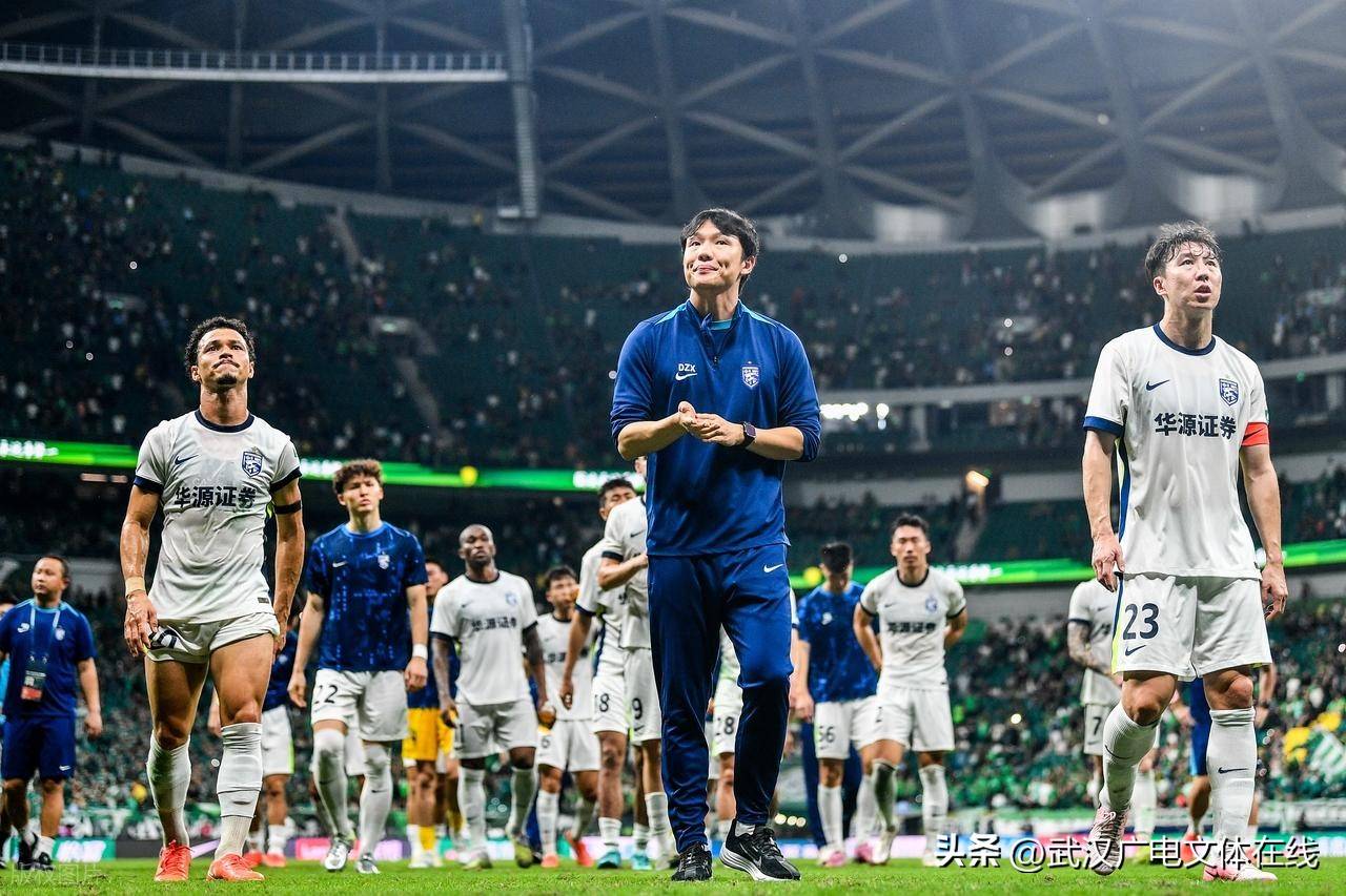 集结日体能课后;武汉三镇状态回暖备战欧联;话题不断;年轻球员得到机会(武汉三镇队收获主场两连胜) 集结日体能课后;武汉三镇状态回暖备战欧联;话题不断;年轻球员得到机会(武汉三镇队收获主场两连胜)