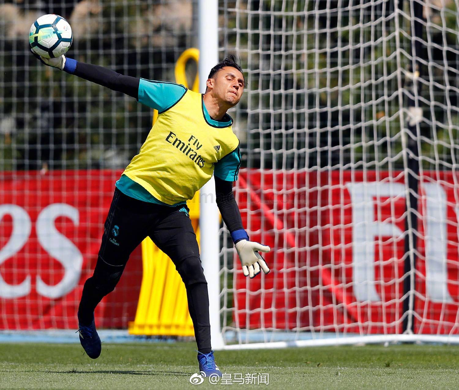  比利亚雷亚尔训练开放日；今晨扳平良机引欢呼；社区盾在即；心理建设被强调-天博平台