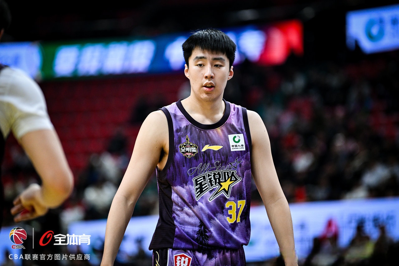 深圳男篮迎全明星赛关键赛，集结日内部沟通，气氛紧张，临场指挥获称赞的简单介绍